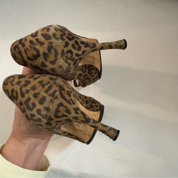 Manolo Blahnik Leopard print suede Bow heels - Picture 8 of 11